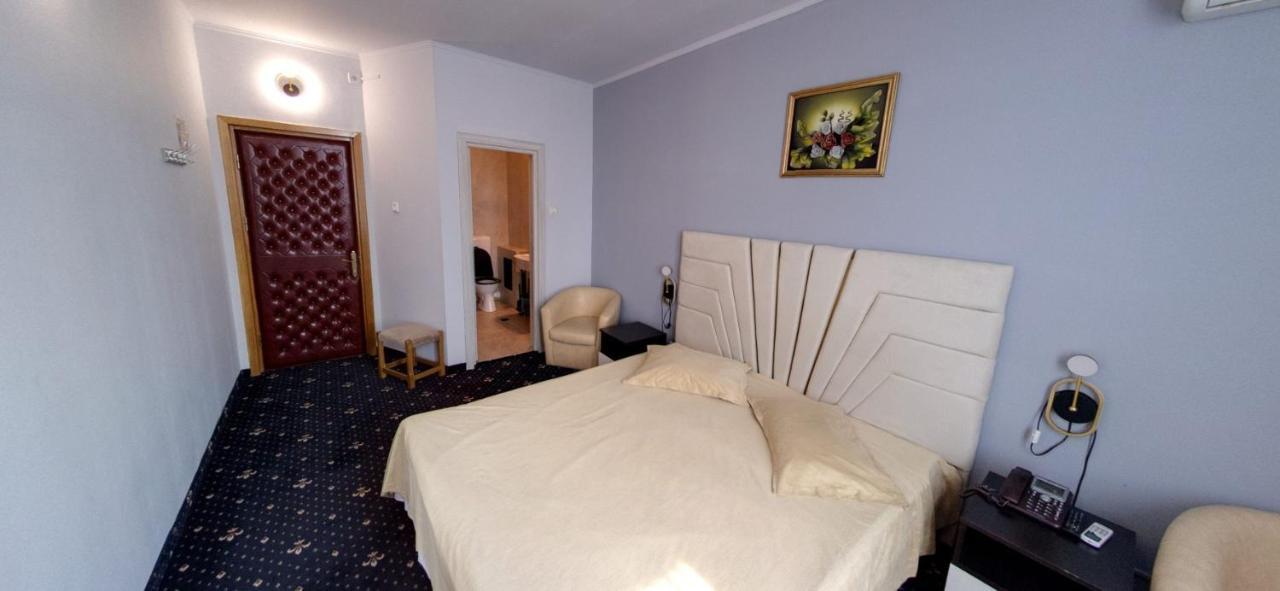 Hotel Duet Pitesti Bagian luar foto