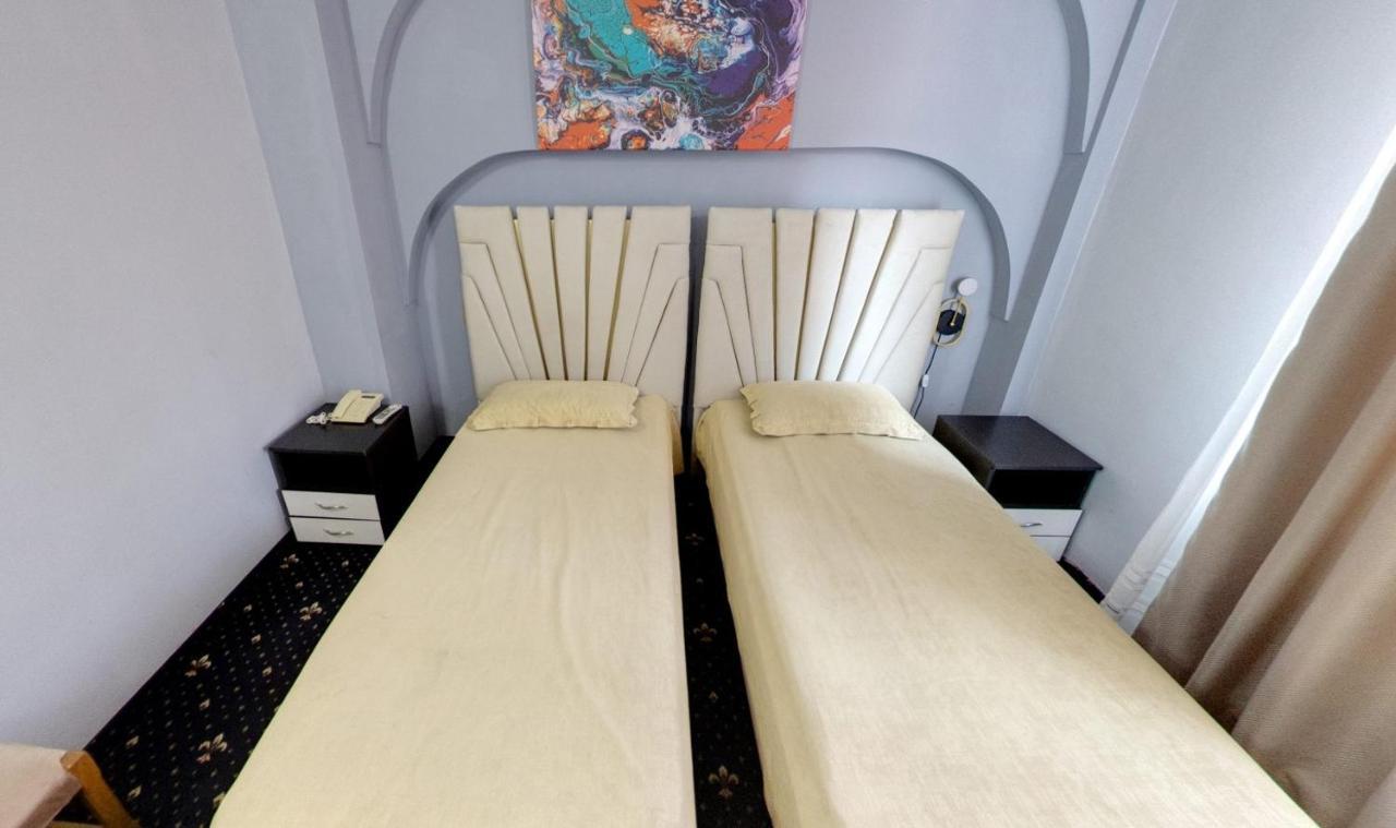 Hotel Duet Pitesti Bagian luar foto