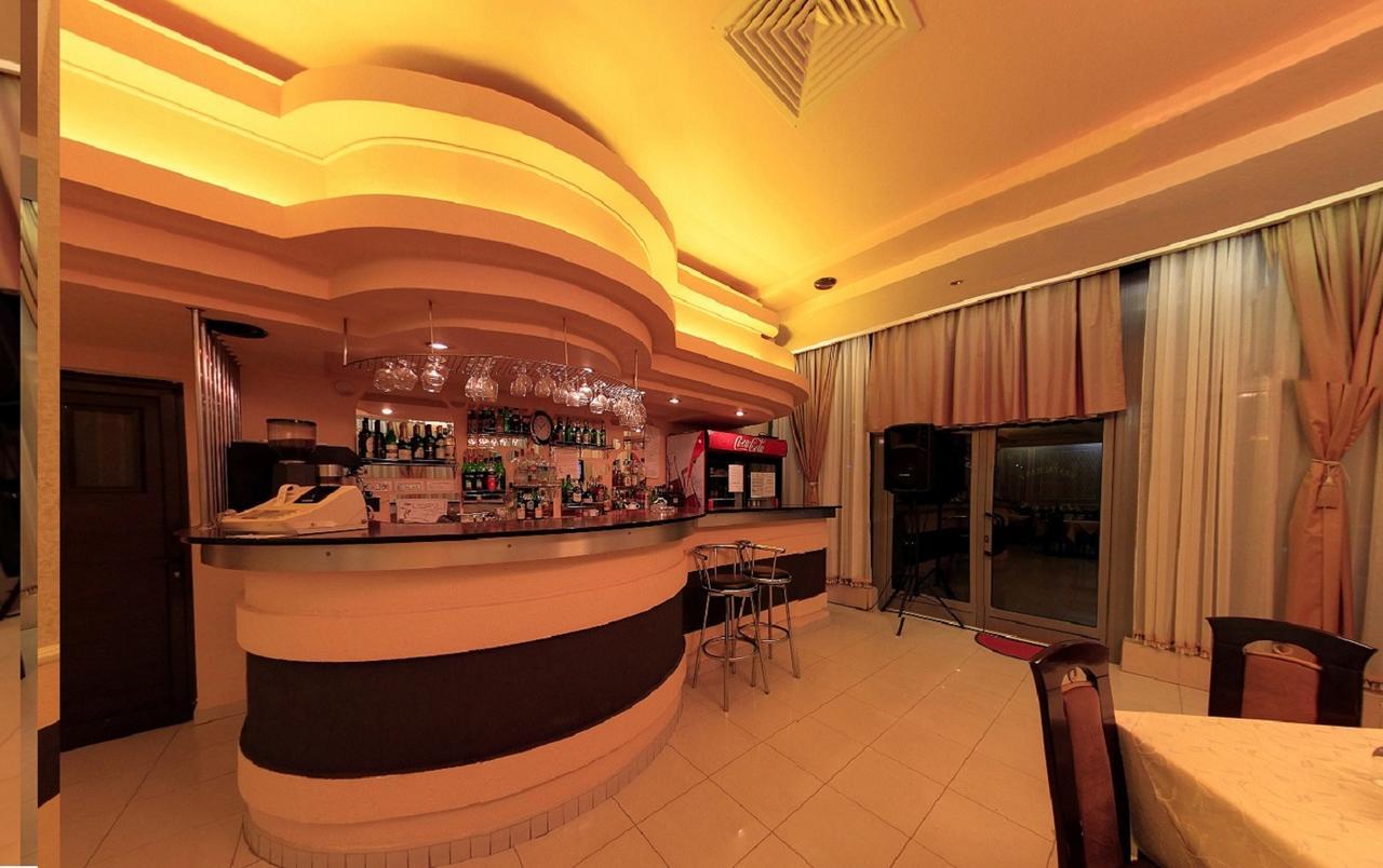 Hotel Duet Pitesti Bagian luar foto